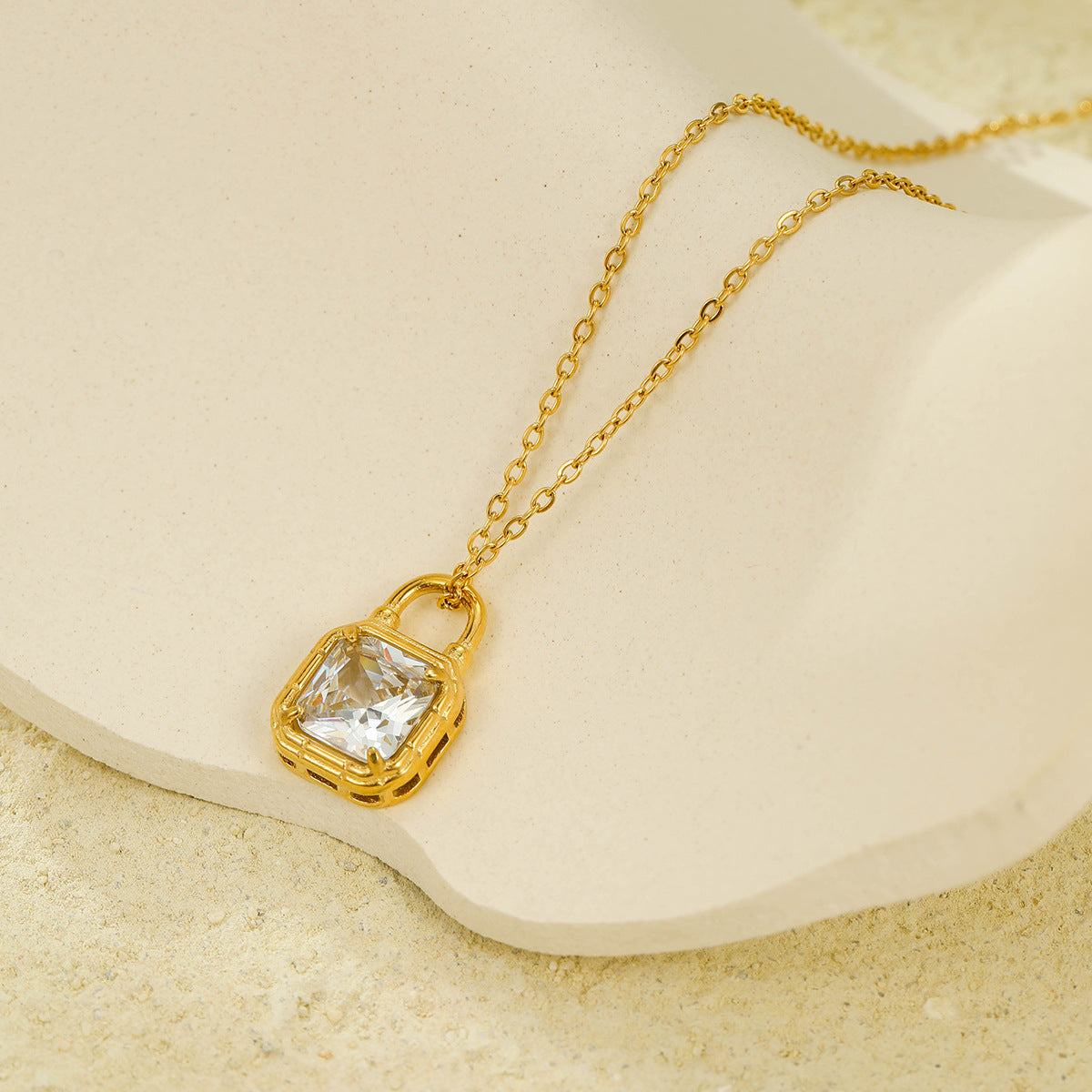 Elegante collar con colgante de circonita con forma de candado de acero inoxidable con chapado en oro de 18 quilates para mujer
