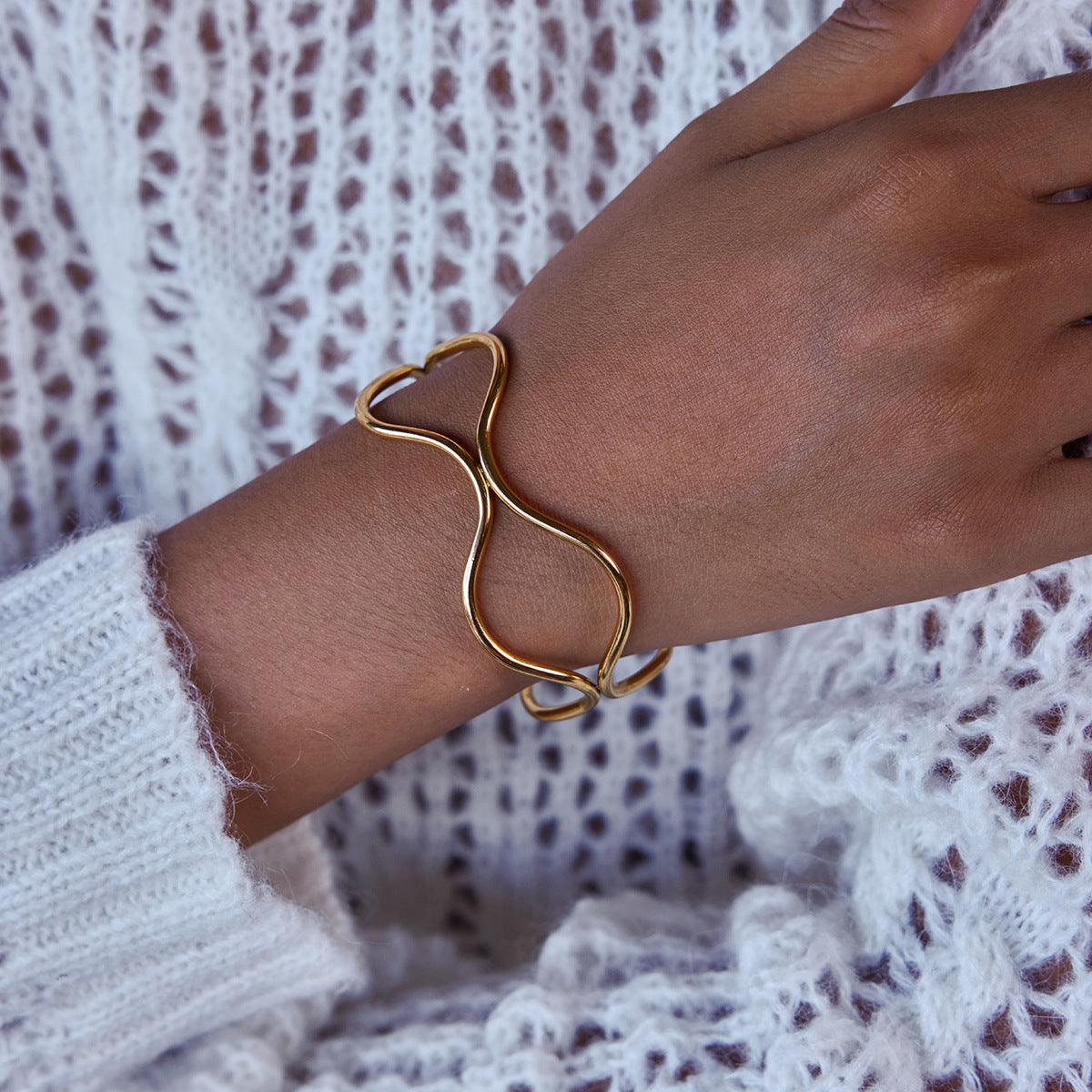 Bracciale da donna a doppio strato in acciaio inossidabile con linea geometrica minimalista e finitura placcata