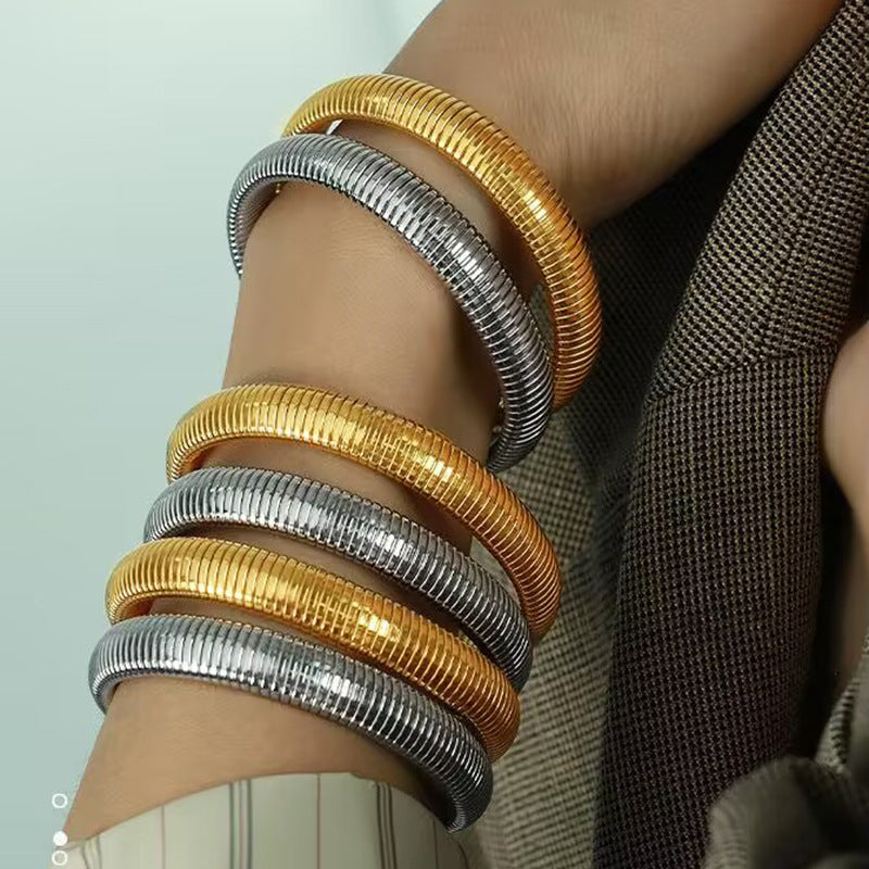 Bracciale rotondo elastico minimalista in acciaio inossidabile con placcatura in oro 18 carati e design a righe