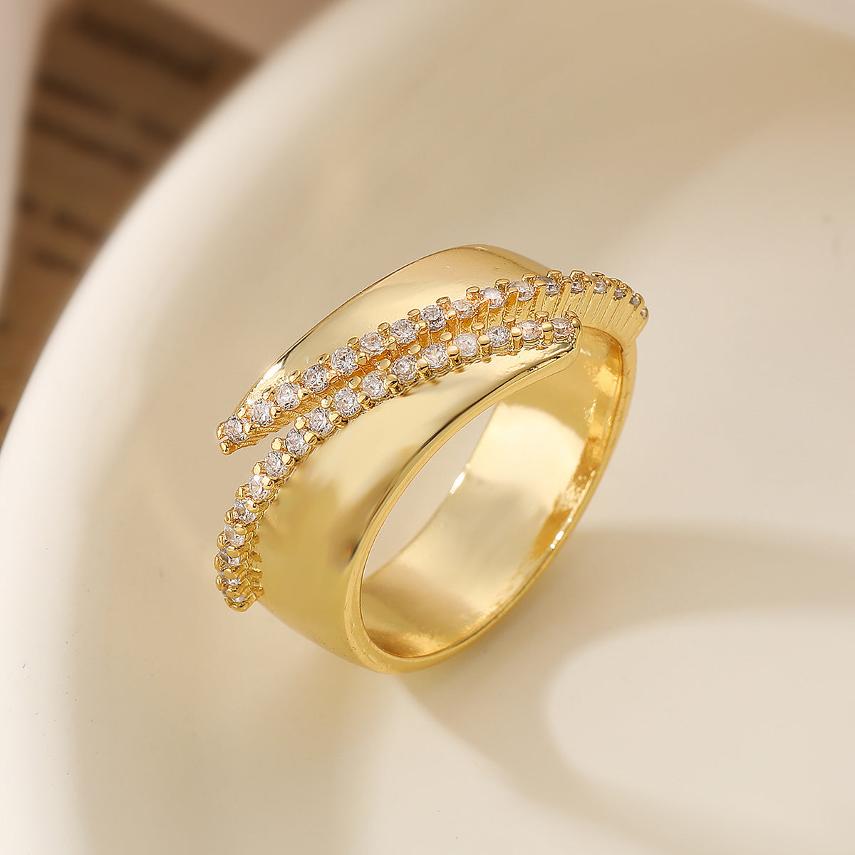 Anello Aperto Geometrico Minimalista da Donna Realizzato in Ottone con Placcatura in Vero Oro e Zirconi Micro-Incastonati