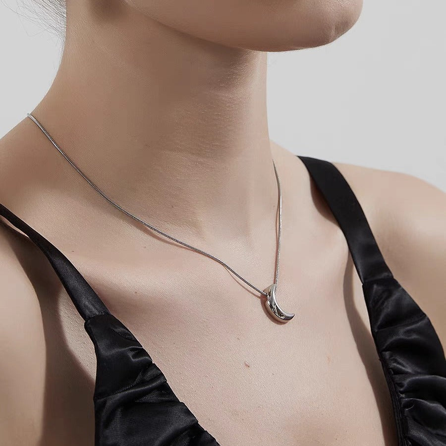 Collar minimalista elegante de luna creciente para mujer, cadena de serpiente pulida de acero de titanio, delicado collar de clavícula, cadena de suéter para capas