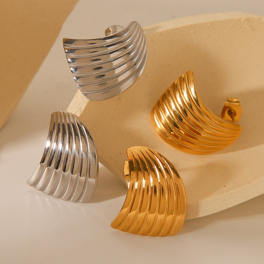 Pendientes minimalistas de acero de titanio chapados en oro de 18 quilates con diseño de abanico a rayas para mujer