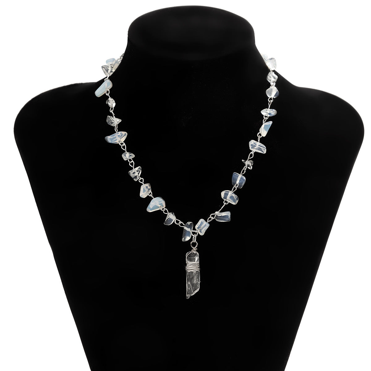 Collar minimalista con colgante de cristal irregular para mujer con forma geométrica y acabado chapado