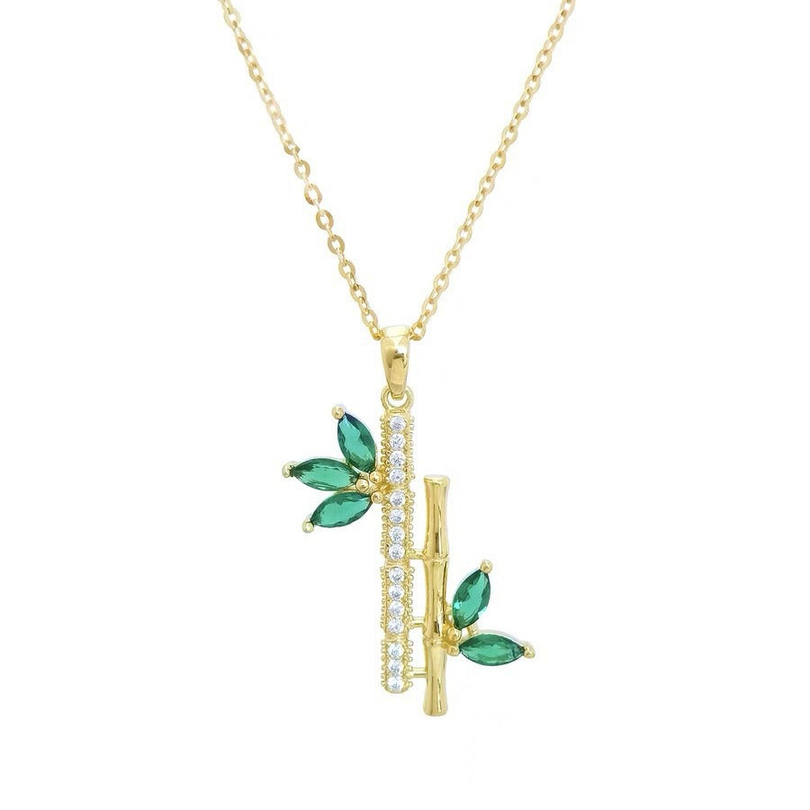 Collana minimalista con ciondolo a bambù verde in acciaio al titanio placcato oro 18 carati con catena a maglie forzatina in zirconi da donna