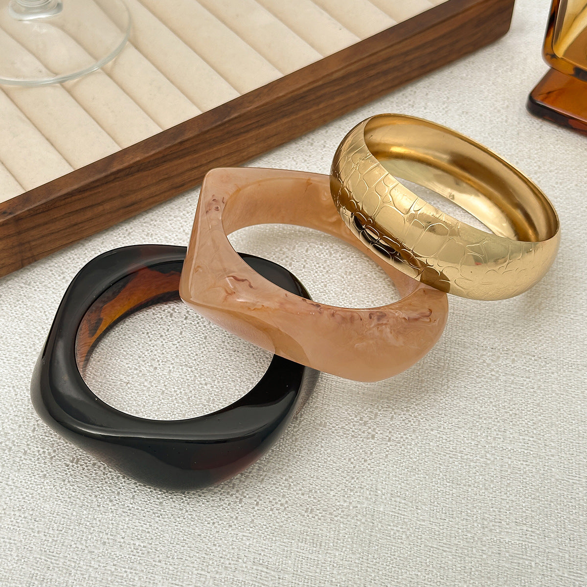 Bracciale rigido a fascia in metallo lucido geometrico minimalista con finitura marmorizzata colorata da donna