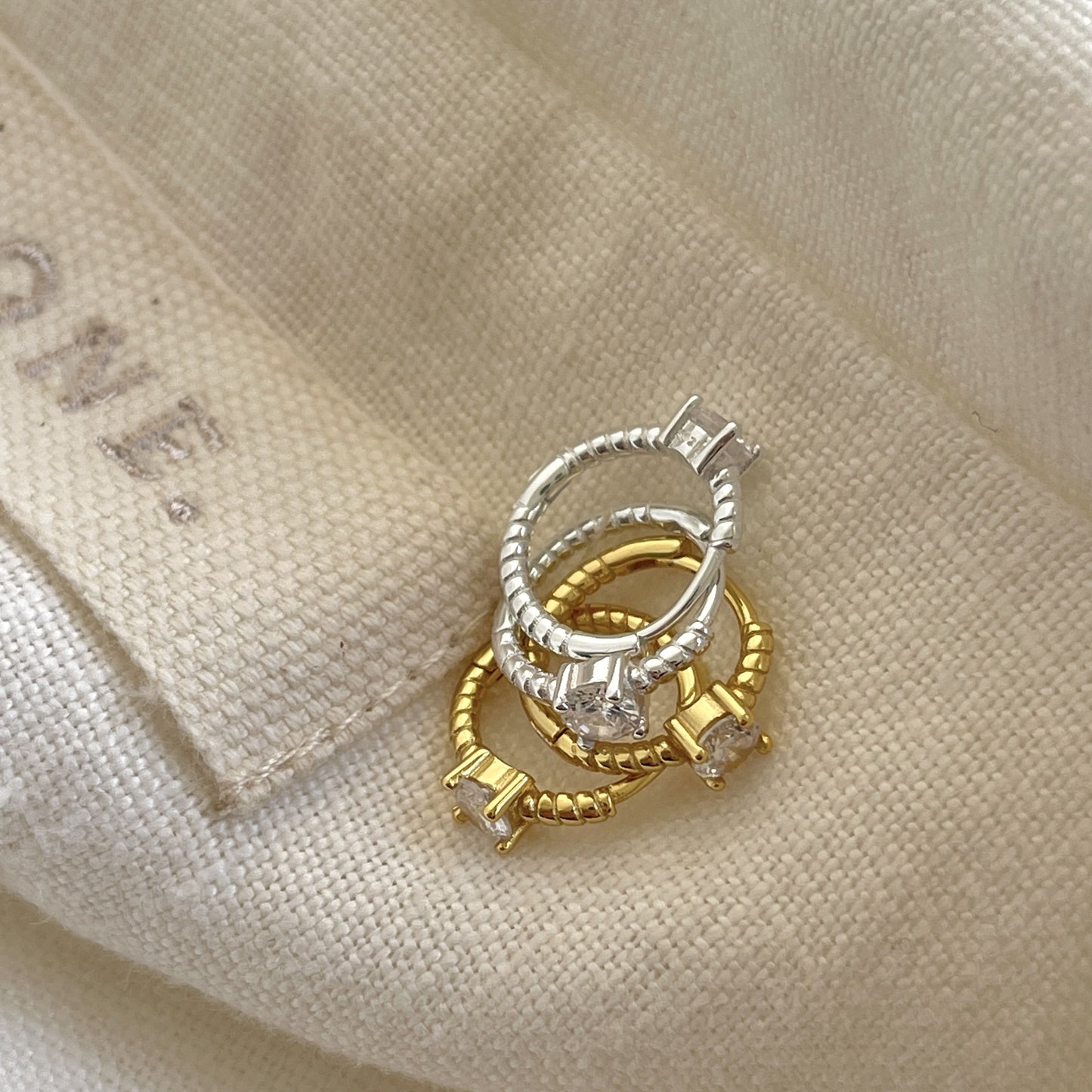 Dulces Pendientes Minimalistas con Forma de Lágrima de Plata de Ley 925 con Incrustación de Perlas y Acento de Estampado de Vaca