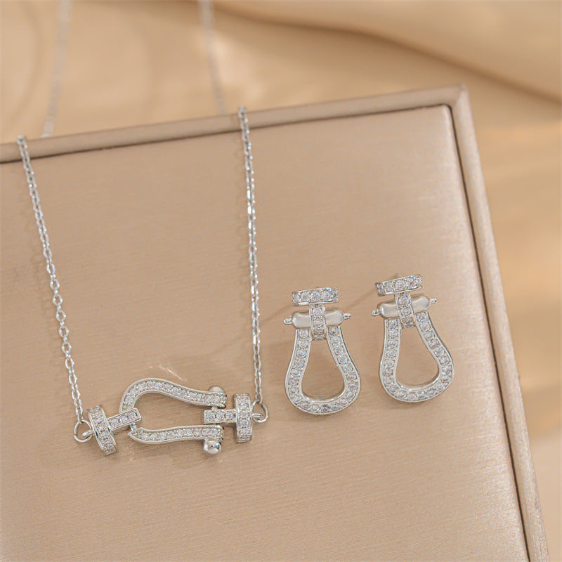 Collar minimalista geométrico de titanio bañado en acero para mujer con circonita cúbica incrustada y cadena cruzada