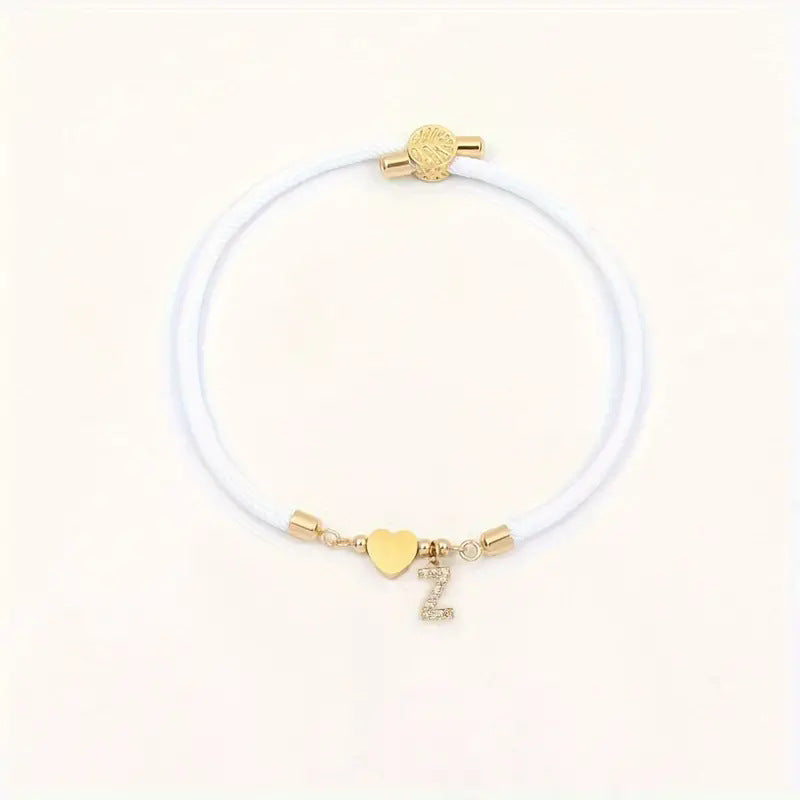 Pulsera minimalista de circonita cúbica con corazón de letra chapada en latón y cordón ajustable