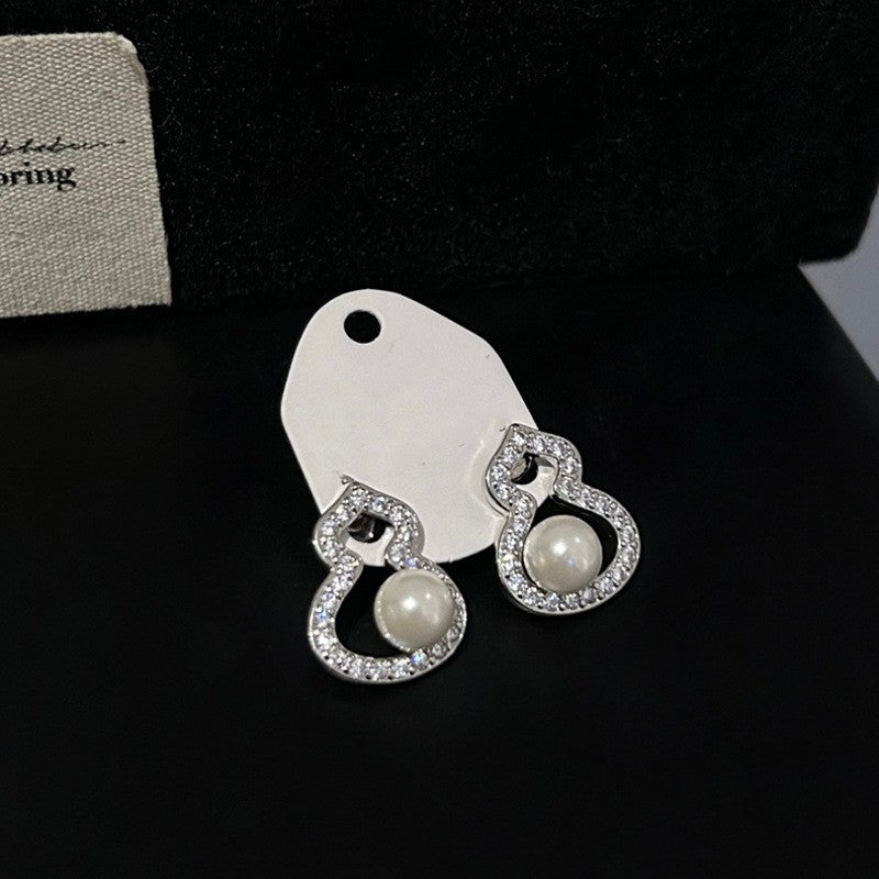 Pendientes de botón minimalistas florales de circonita en cobre chapado con postes de acero inoxidable para mujer
