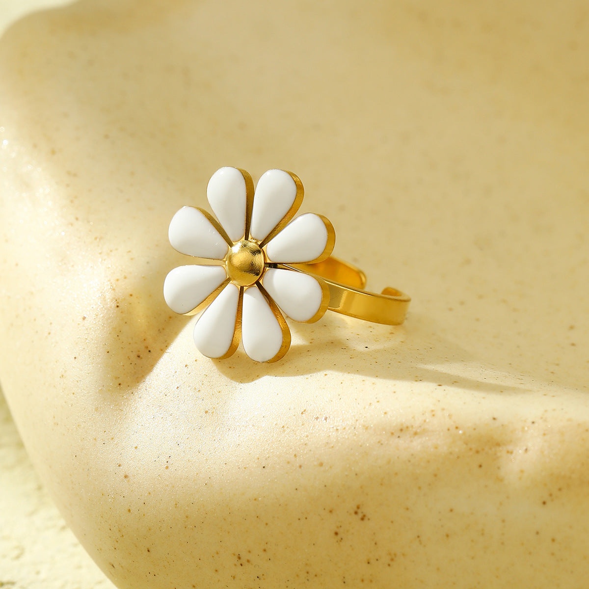 Anillo minimalista de acero de titanio con forma de margarita para mujer con acabado esmaltado, joyería de moda hipoalergénica y resistente a la decoloración