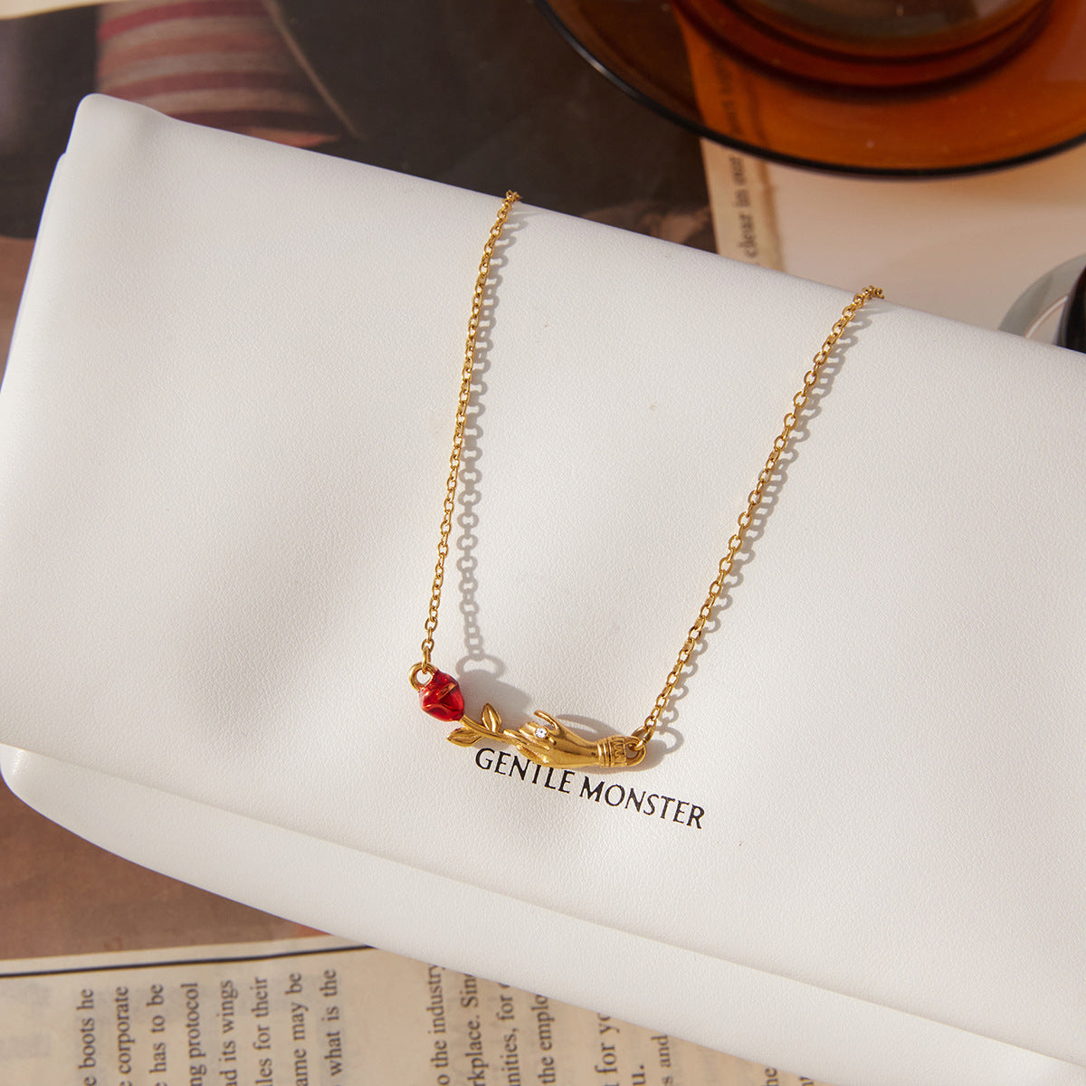 Collana da donna minimalista con pendente geometrico a rosa in acciaio al titanio placcato PVD oro 18 carati