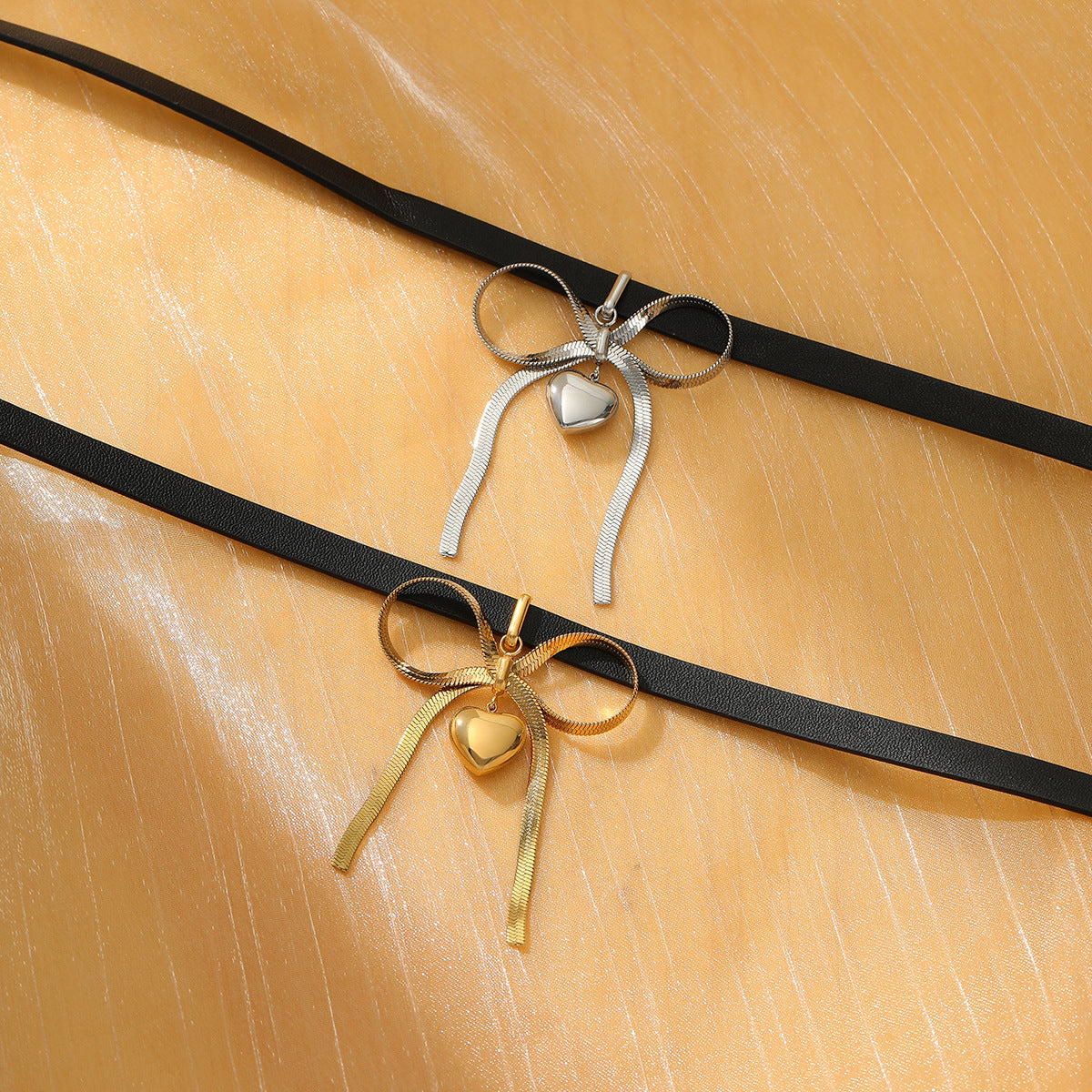 Collana da donna minimalista in acciaio al titanio a forma di fiocco con finitura placcata e accento in pelle