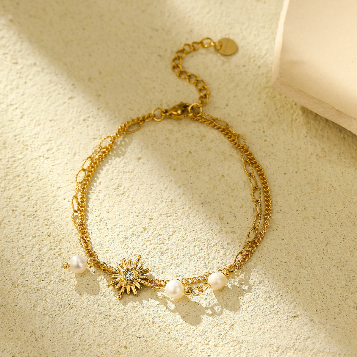 Pulsera de girasol y corazón de moda para mujer con acero inoxidable bañado en oro de 18K y cuentas de perlas