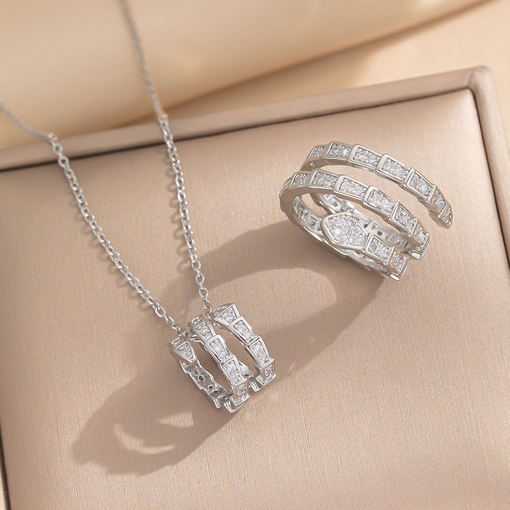 Fashionable Snake-Shaped Pendant Necklace for Women in Titanium Steel with Rhinestone Inlay and O-Chain