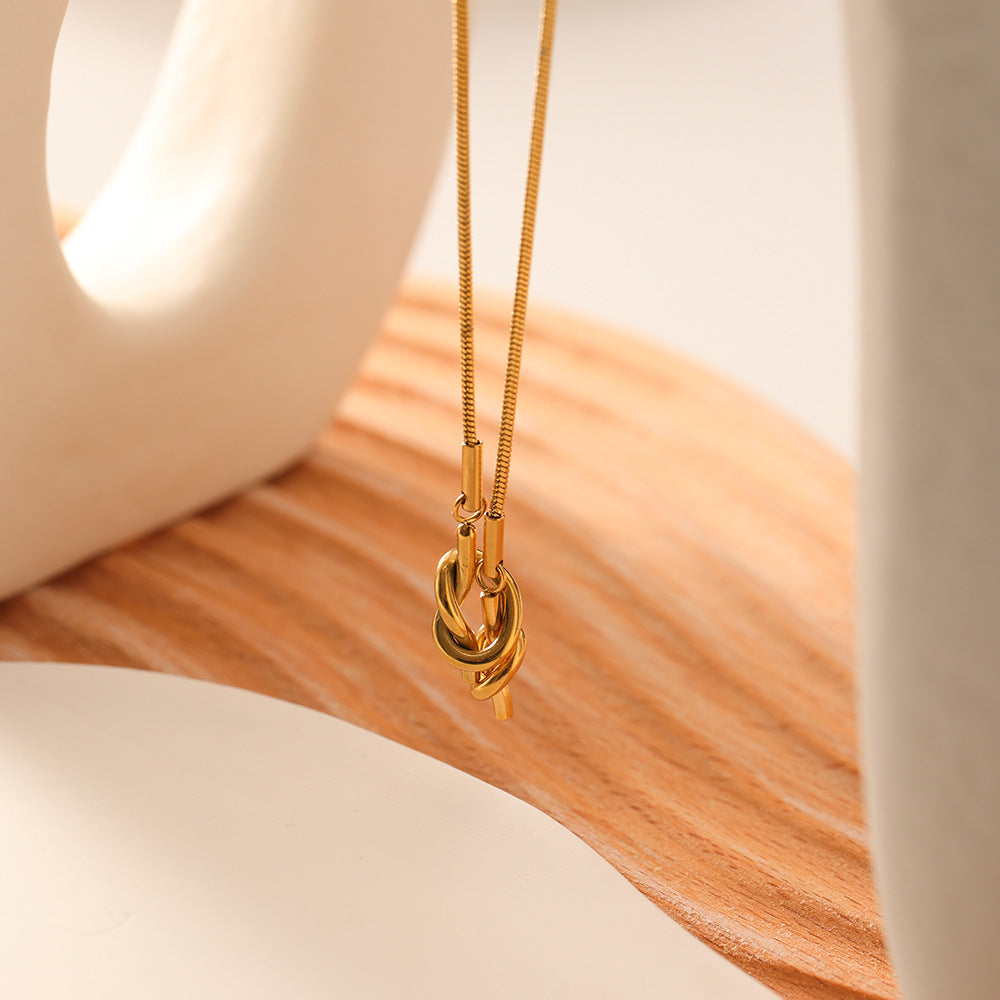 Collana pendente con nodo da marinaio minimalista da donna in acciaio inossidabile placcato oro 18 carati su catena ondulata