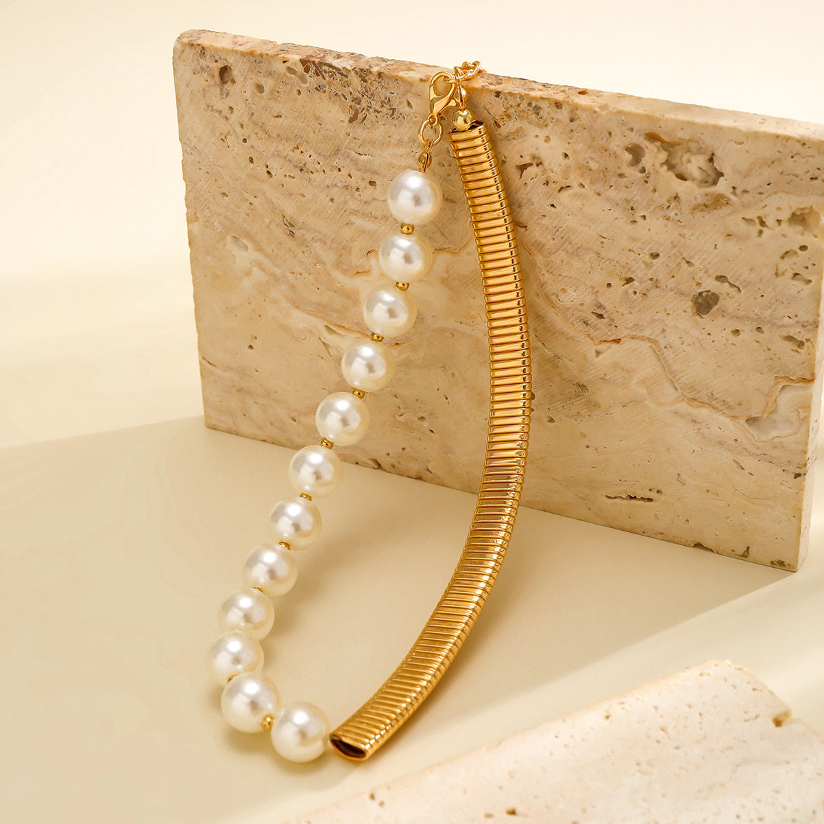 Collana Girocollo Geometrica Dolce e Audace da Donna con Accenti di Perle Imitazione e Finitura Galvanica su Base in Resina Plastica