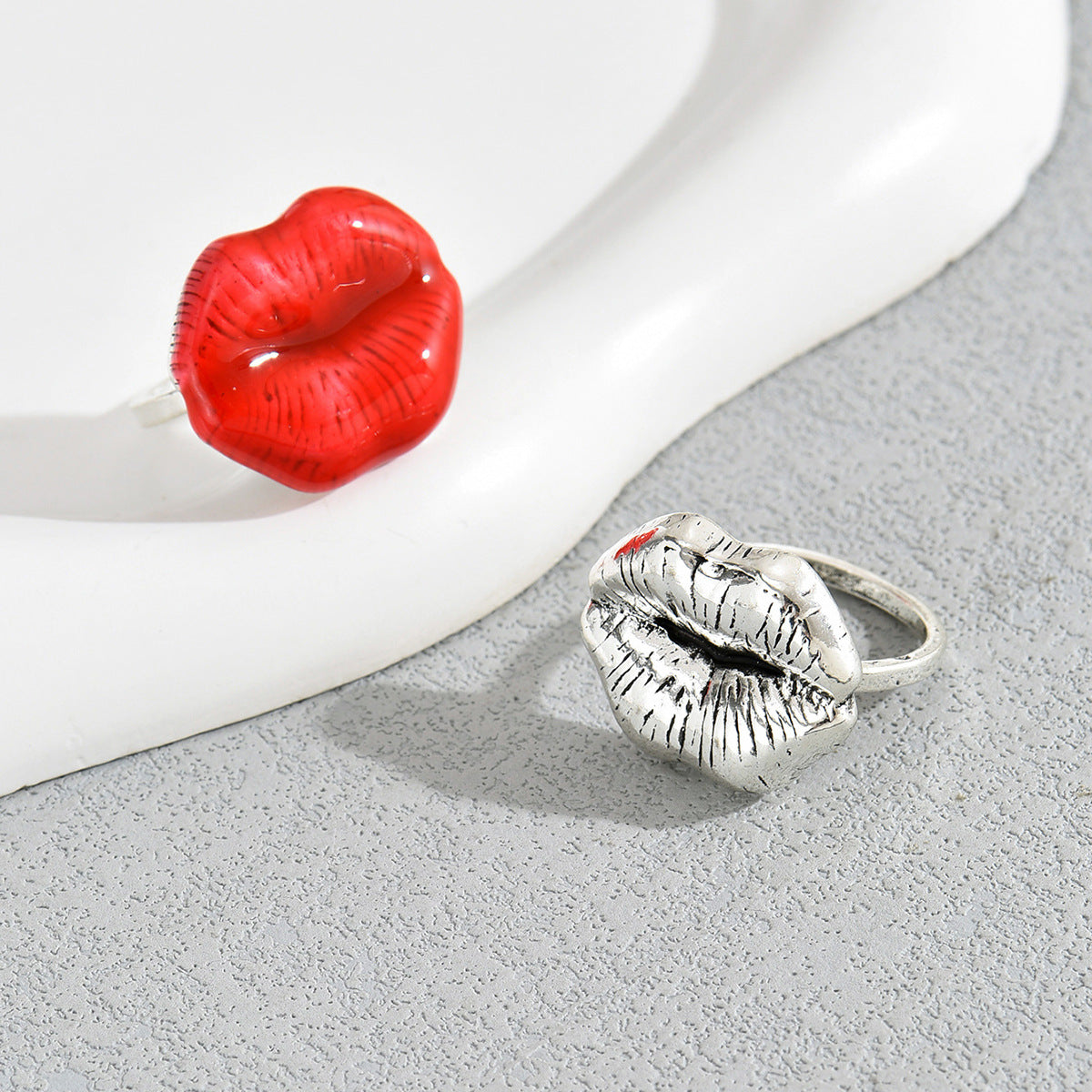 Anillo de aleación de zinc con forma de labios geométricos estilo vintage y acabado chapado para mujer