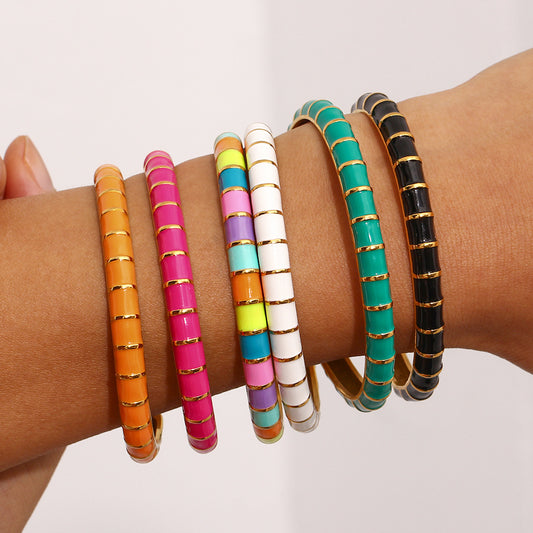 Pulsera abierta de oro de 18 quilates chapada en acero inoxidable con esmalte, con forma geométrica minimalista de oruga para mujer