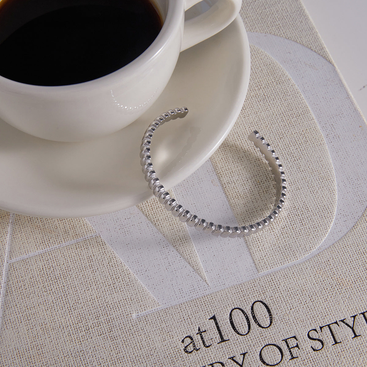 Pulsera abierta minimalista texturizada de acero inoxidable chapado para mujer