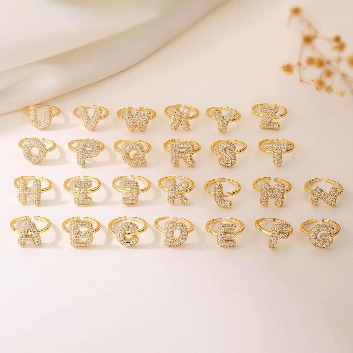 Anillo de cobre minimalista de forma geométrica con letras, chapado en oro de 18K y detalles de circonita para mujer