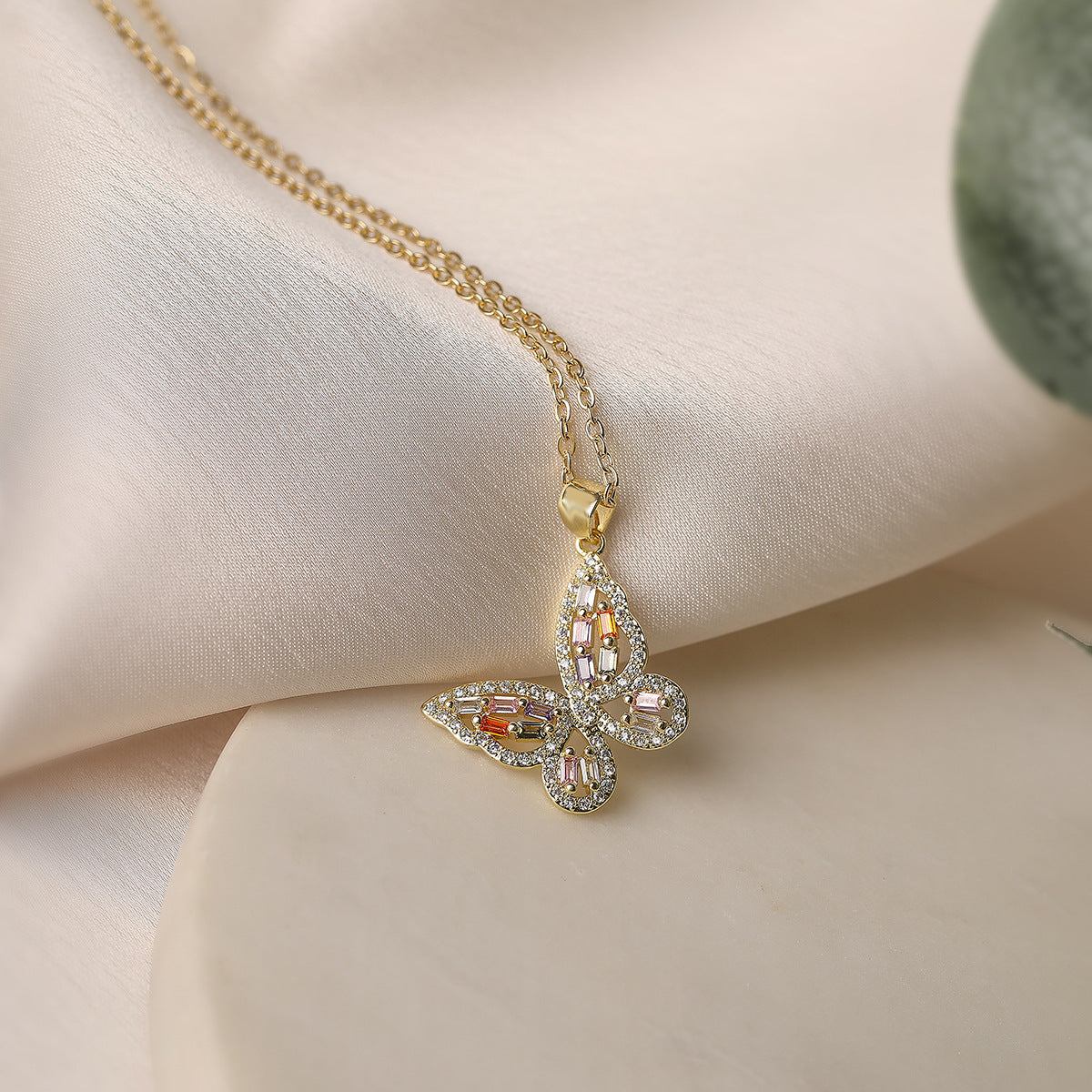 Collana Minimalista a Forma di Farfalla in Rame con Placcatura in Oro 18K e Intarsio di Zirconi per Donna