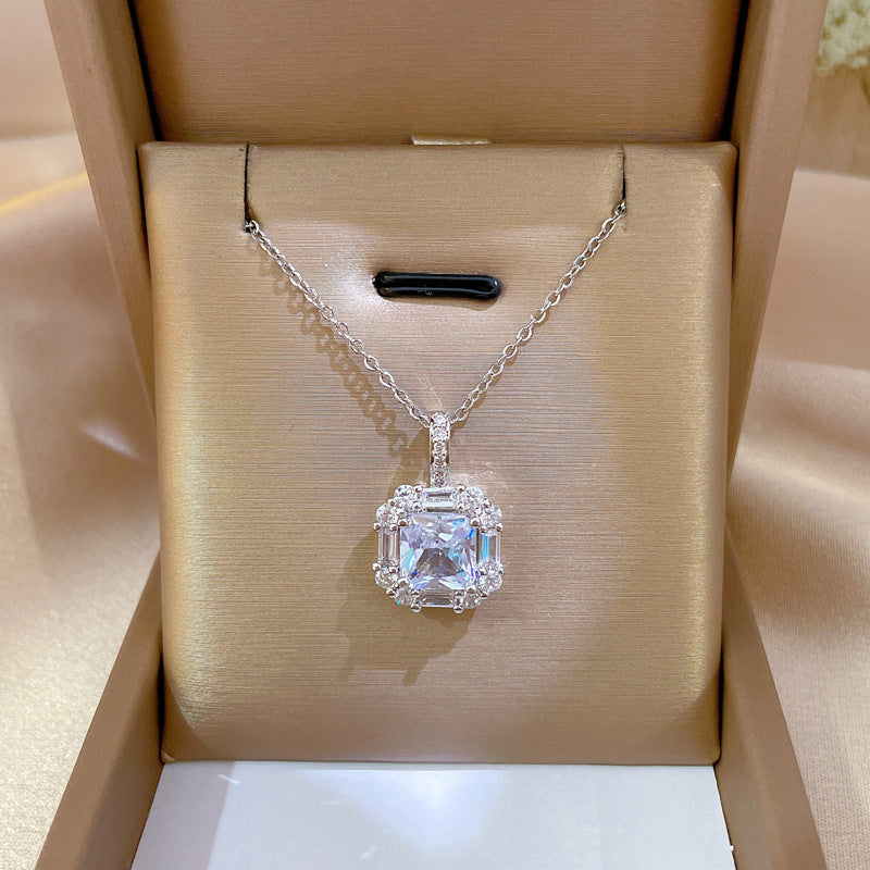 Collana da donna lusso minimalista in acciaio titanio, ciondolo geometrico con intarsio in strass e design a catena clavicolare