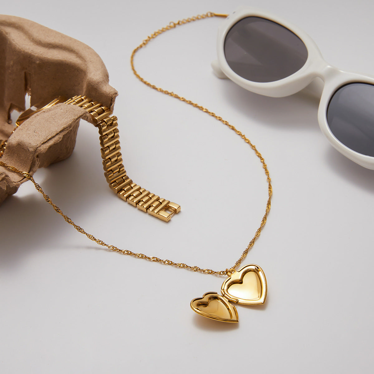 Collana Pendente Minimalista a Cuore in Acciaio al Titanio con Finitura Placcata per Donna, Catena a Medaglione in Acciaio Inossidabile
