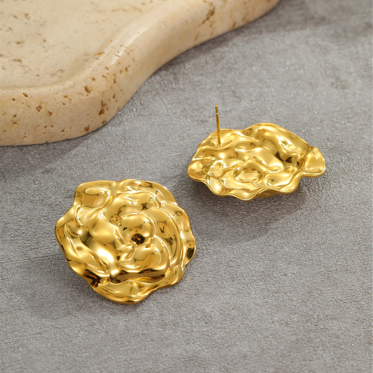 Pendientes de Titanio con Baño de Oro de 18K con Diseño Floral y de Hojas para Mujer