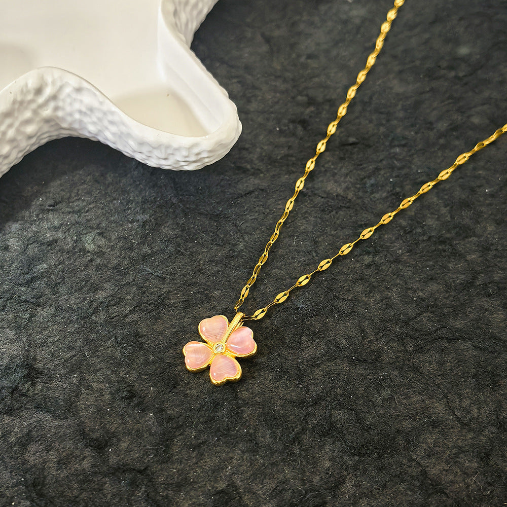 Collar con colgante de trébol de estilo natural para mujer con cadena de acero de titanio e incrustaciones de pedrería en diseño floral minimalista
