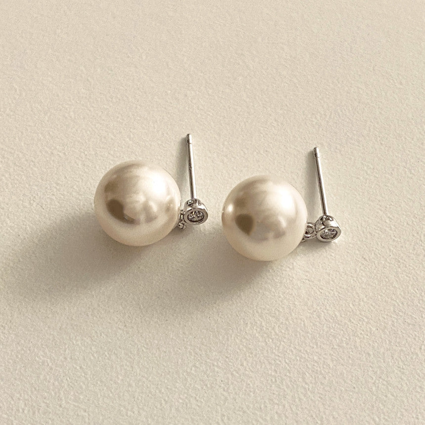 Orecchini a perno minimalisti a forma di lettera in argento sterling 925 con accenti di zirconi e perle