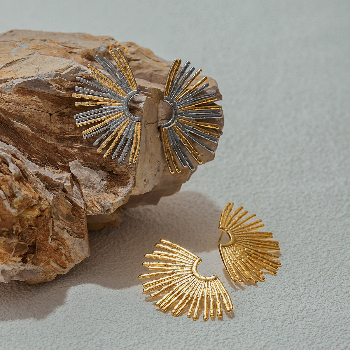 Pendientes minimalistas de acero inoxidable con forma de girasol, incrustaciones de diamantes de imitación, postes hipoalergénicos de acero de titanio, acabado chapado antideslustre