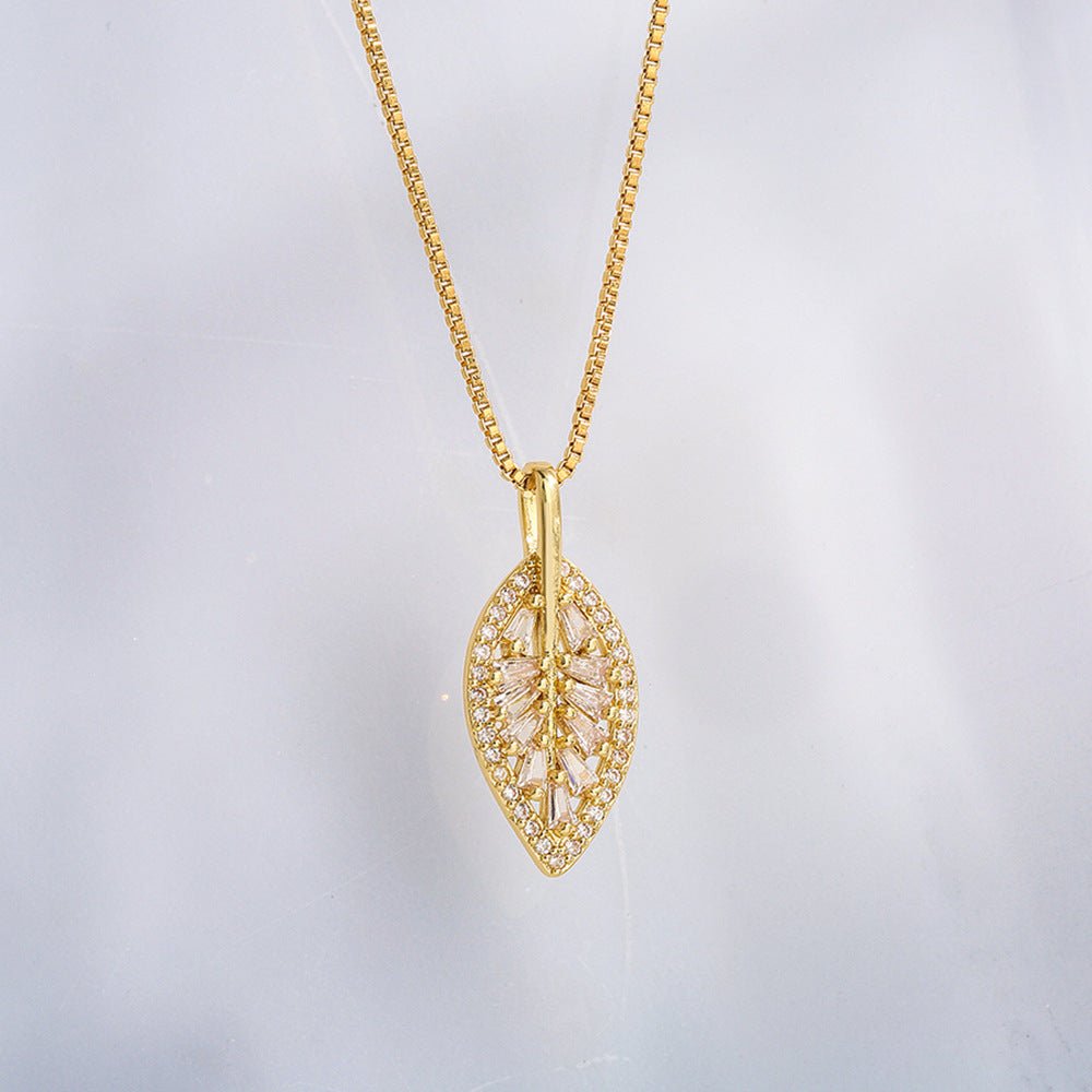 Collana con Pendente a Foglia Minimalista da Donna con Base in Rame Placcata in Oro 18K e Zirconia Micro-Incastonata