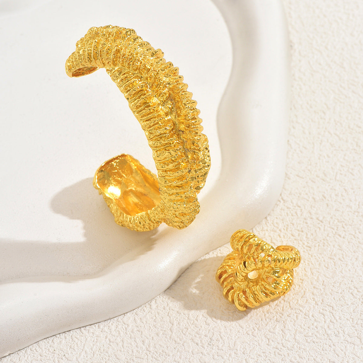 Pulsera de brazalete abierto con diseño arrugado geométrico de moda chapado en oro de 18 quilates para mujer