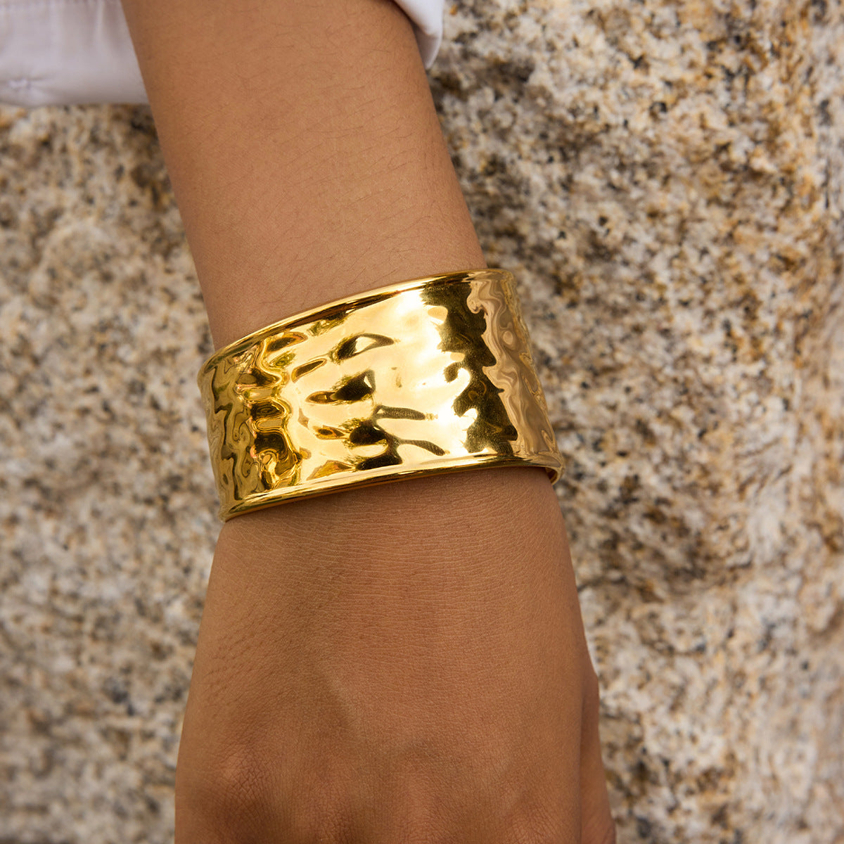 Bracciale da donna in resina geometrica rotonda alla moda con base in acciaio al titanio e placcatura in oro