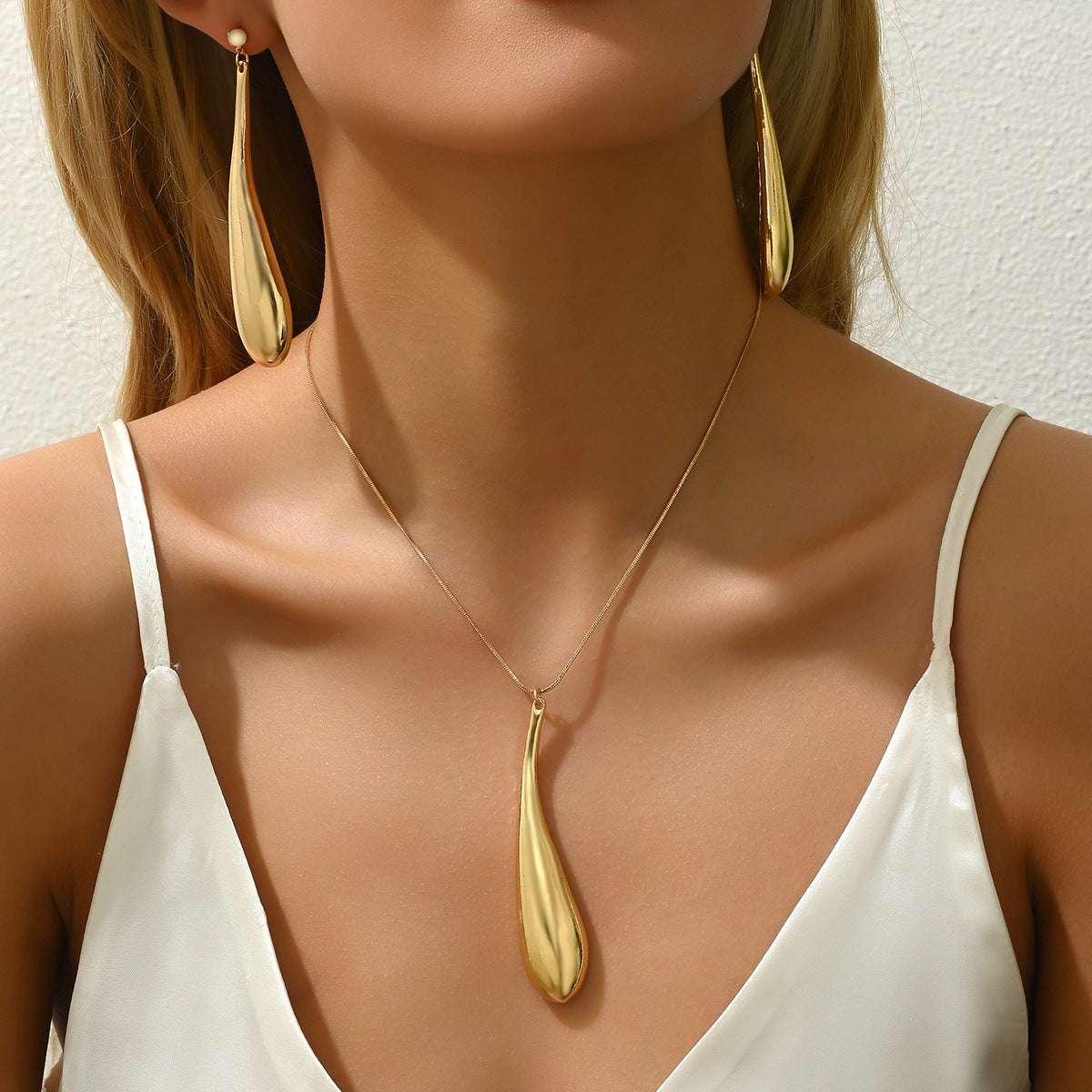 Set di collana e orecchini a goccia di lusso minimalista da donna con ciondolo in lega e finitura placcata, catena regolabile per clavicola