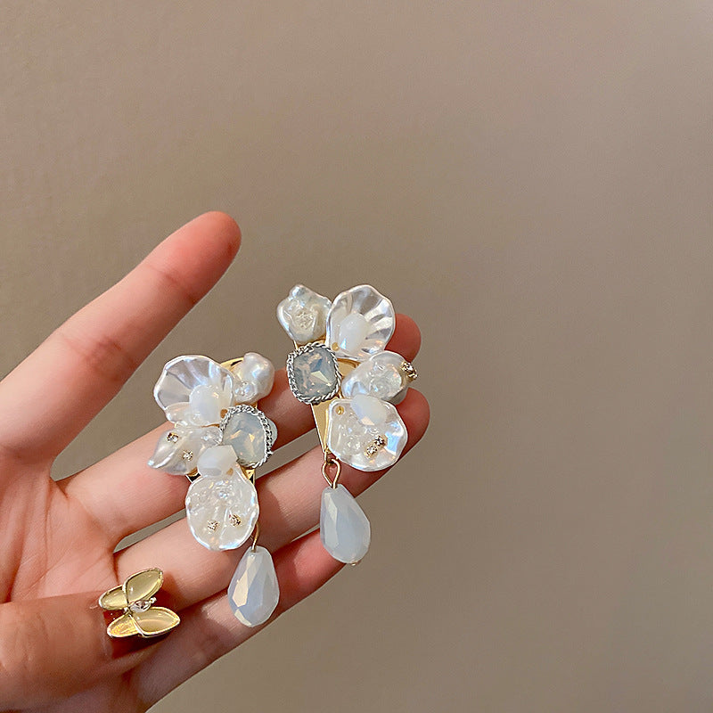 Orecchini a perno con perle dolci, eleganti e floreali per donna con perni in argento sterling 925