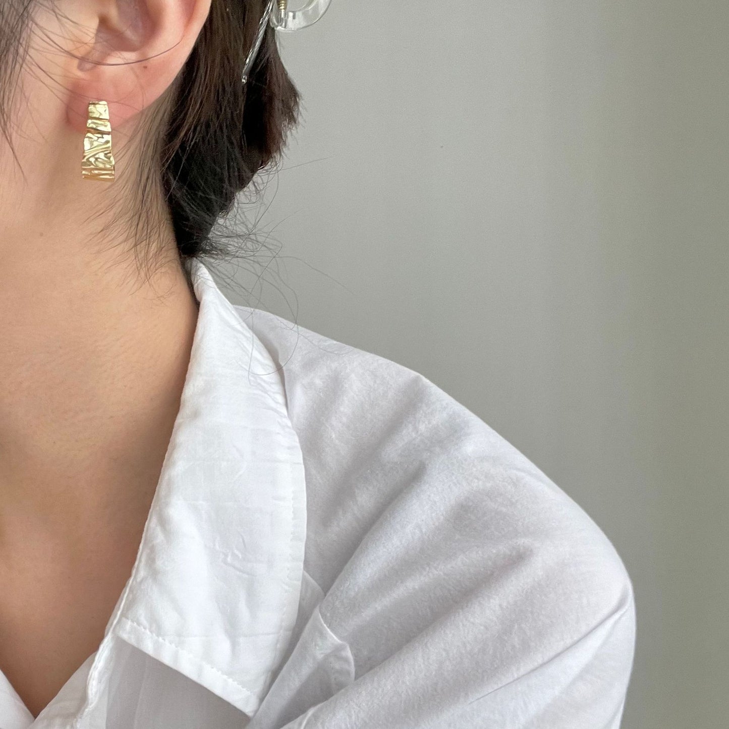 Pendientes de Lujo Minimalistas de Plata de Ley 925 con Incrustaciones de Hojas y Diamantes con Textura Ondulada
