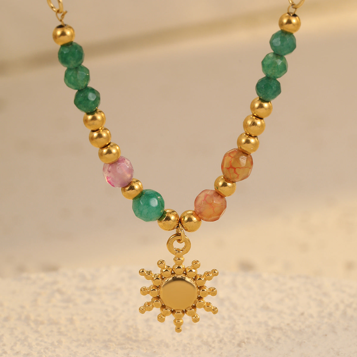 Collana con Ciondolo a Croce a Sole Geometrico Ispirata al Passato in Acciaio al Titanio con Finitura Elettroplaccata da Donna