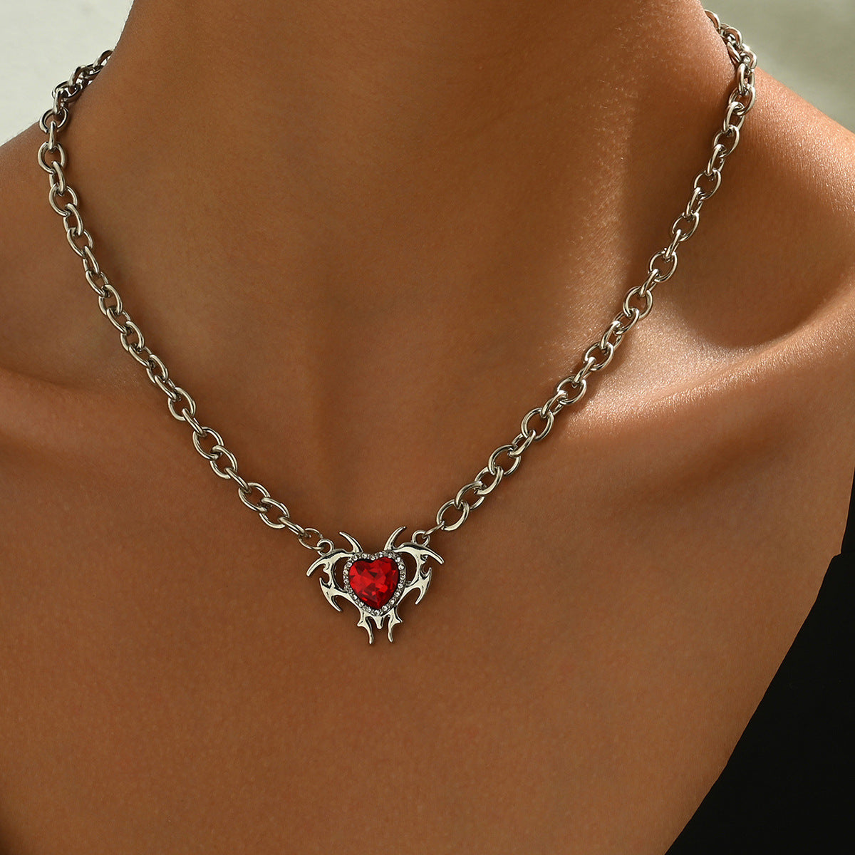Collar con colgante de aleación de zinc minimalista en forma de corazón con incrustaciones de diamantes de imitación para mujer, delicada cadena para clavícula