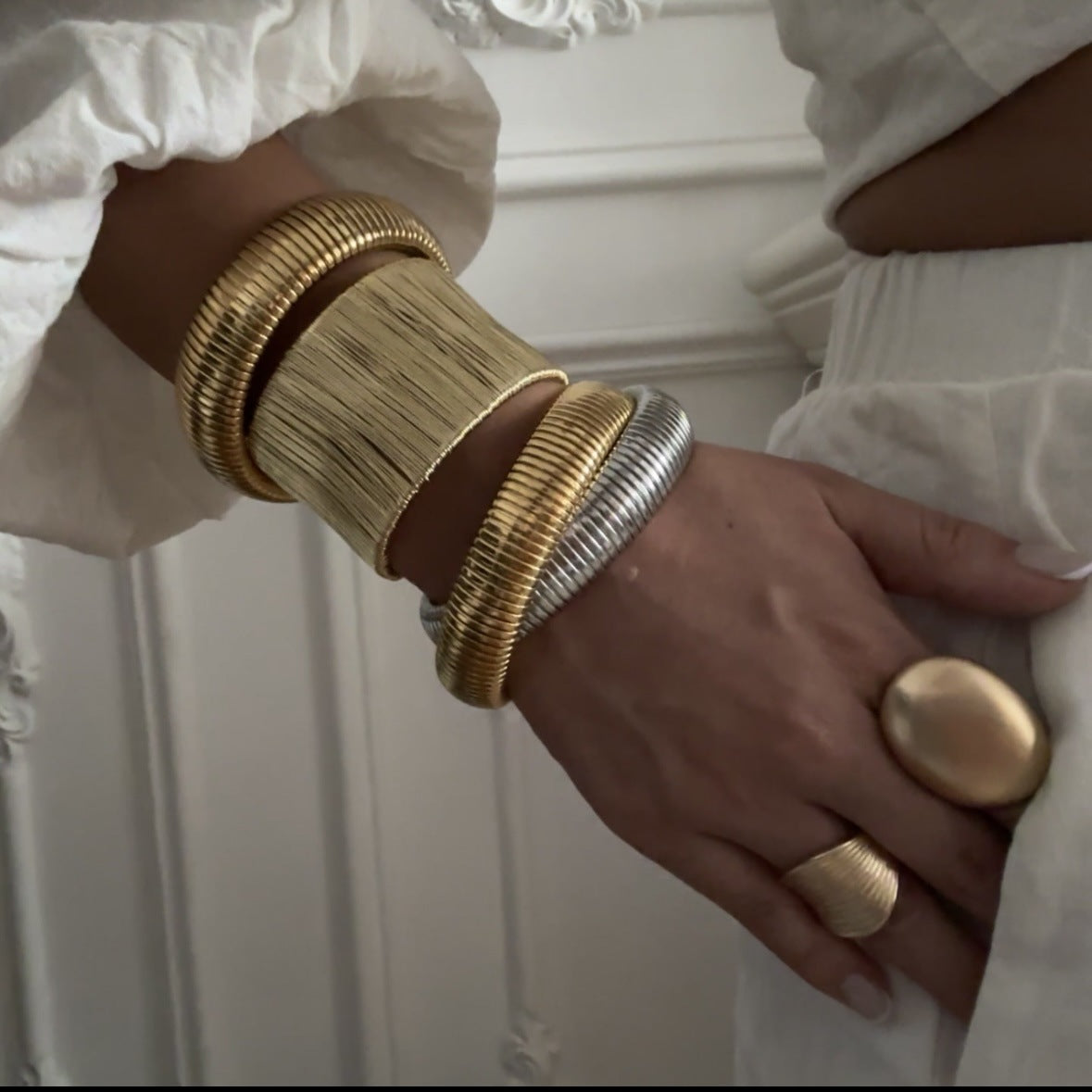 Bracciale da donna in lega placcata con forme geometriche vuote