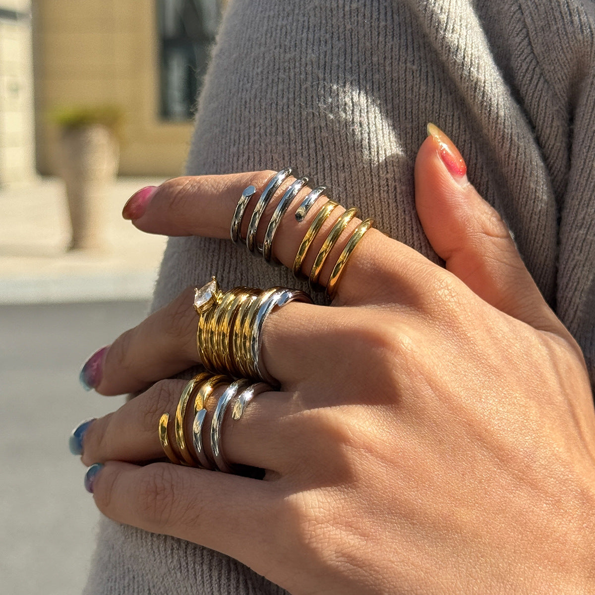 Anillo de Acero Inoxidable Geométrico Minimalista con Recubrimiento de Oro PVD al Vacío para Mujer