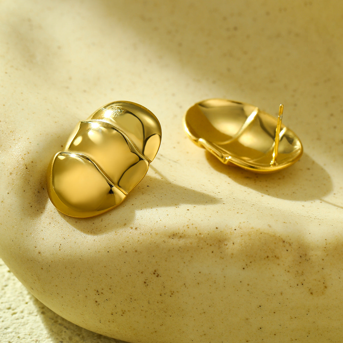 Orecchini da donna minimalisti ed eleganti in acciaio inossidabile a trama cava con placcatura in oro 18 carati