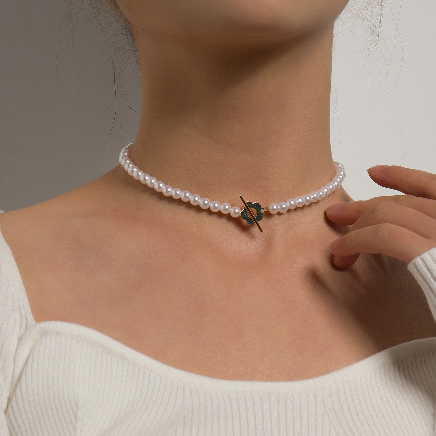Minimalist Floral Geometric Alloy Plated Necklace for Women - Elegant Short Pearl Collar Chain with O-Clasp