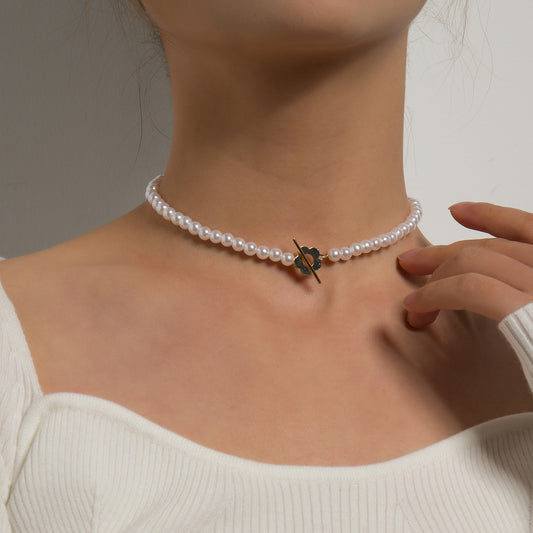 Collana da donna placcata in lega geometrica floreale minimalista - Elegante collana corta con perle e chiusura a moschettone
