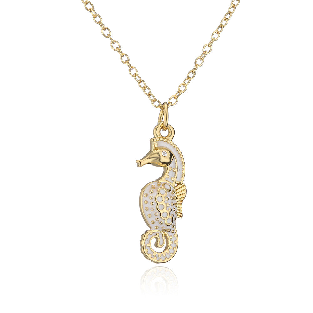 Collana con ciondolo ippocampo minimalista da donna in rame con placcatura in oro 18 carati e finitura smaltata