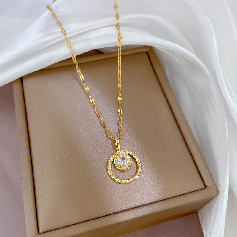 Collana di lusso fresca e dolce geometrica rotonda con ciondolo in titanio, strass e zircone, placcata in rame dorato
