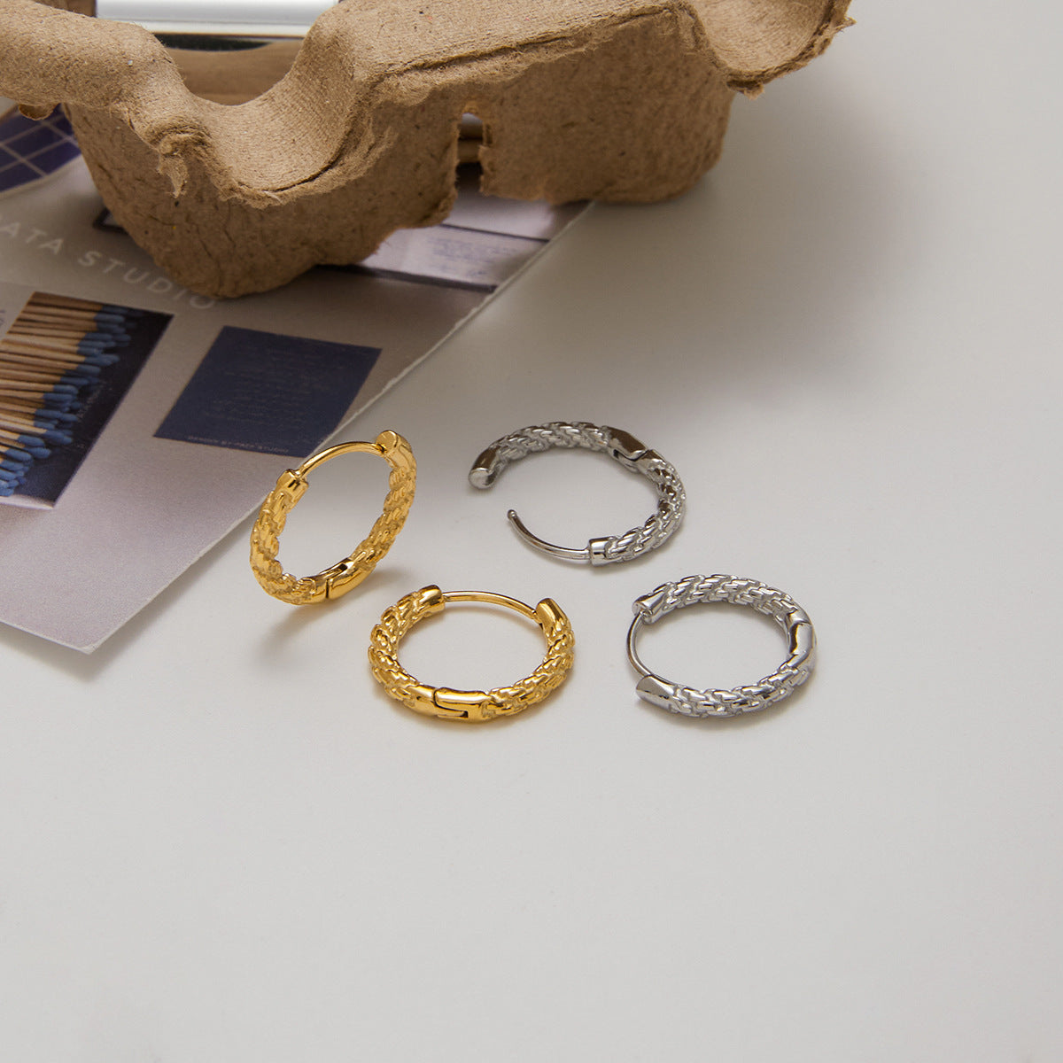 Orecchini geometrici in acciaio inossidabile con texture martellata e placcatura in oro, accessorio di moda di lusso da donna