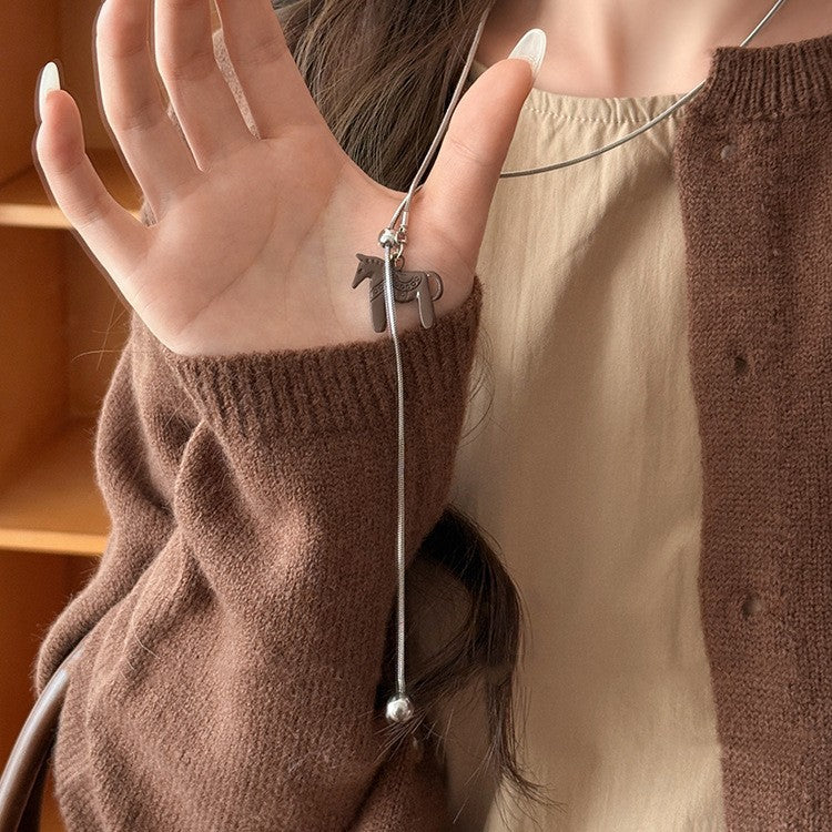 Collana con Pendente Geometrico Minimalista da Donna in Lega con Finitura Elettroplaccata — Catena Leggera per Maglione, Accessorio di Lusso Versatile