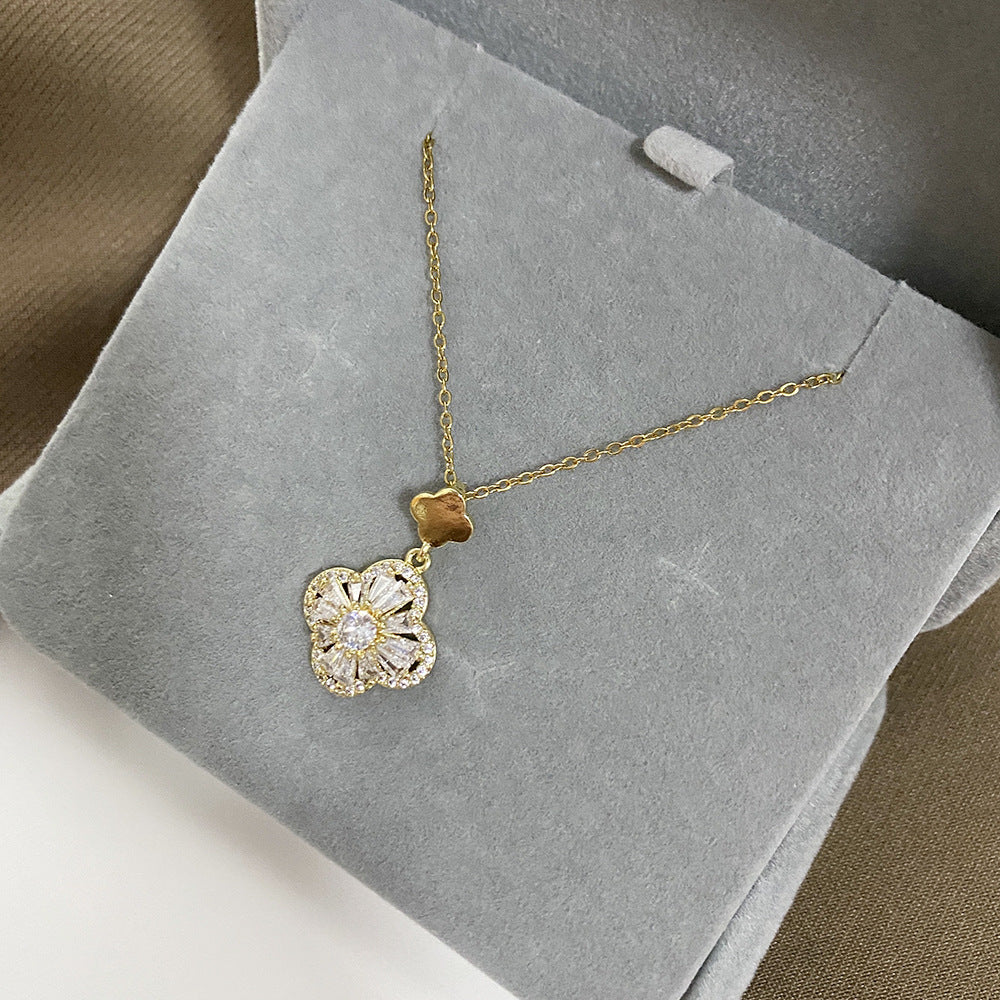 Collana originale in acciaio titanio a forma di fiore con ciondolo a trifoglio con strass micro-incastonati su catena a O per donna e uomo