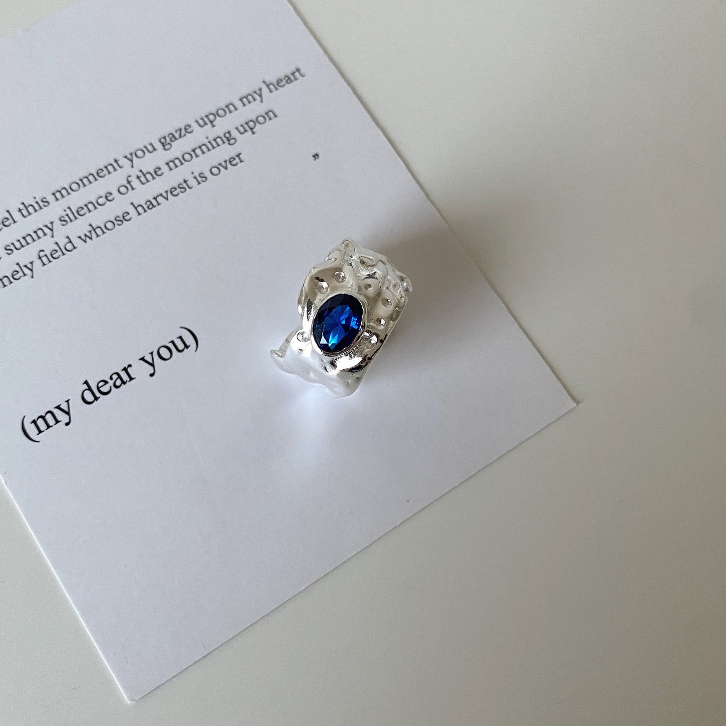 Anillo minimalista de plata de ley 925 chapado geométrico con gema azul y textura irregular